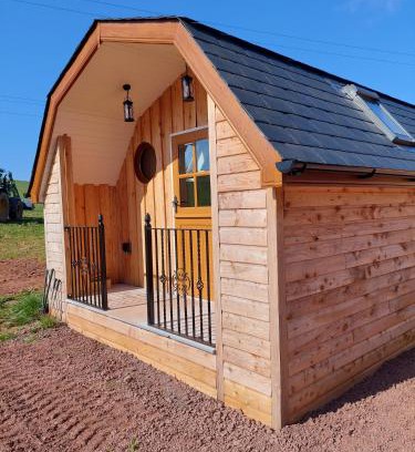 Laurencekirk Casa | Cosy Countryside Cabin - Sleeps 2 Parking & Farm