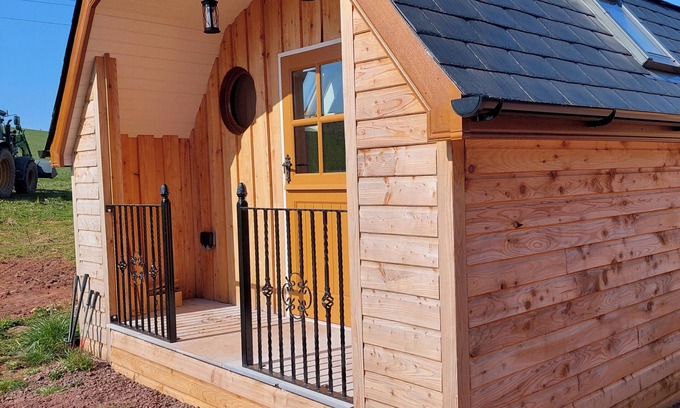 Laurencekirk Cabina | Cosy Countryside Cabin - Sleeps 2, Parking & Farm