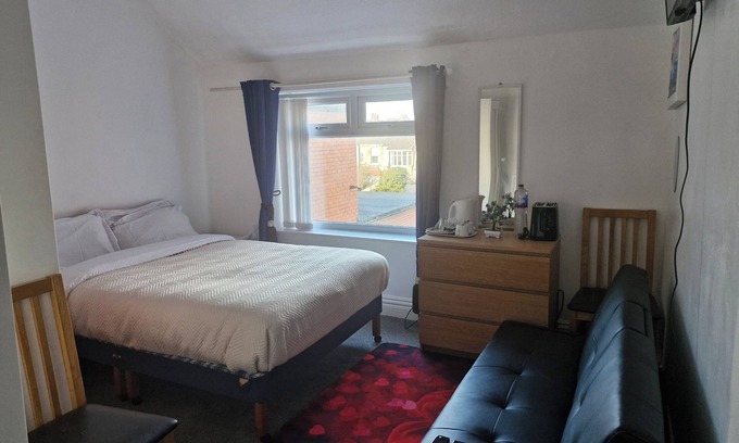 North Shore Hotel | Cosy Ensuite Double Room