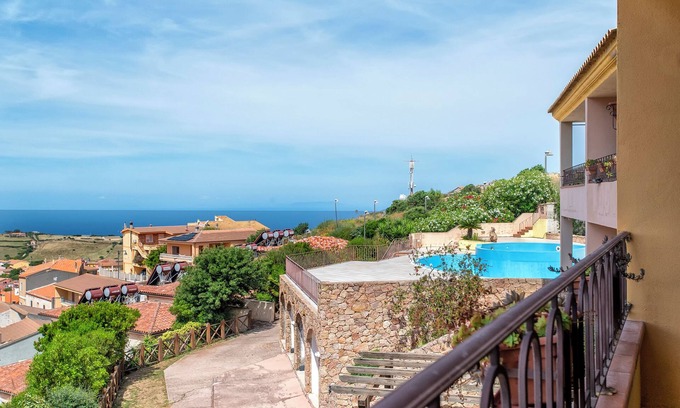 Trinita d'Agultu Apartamento | Acogedor apartamento vacacional "Con Piscina 13" con vistas al mar, jardín y piscina