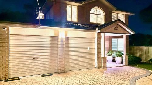 Blakehurst Casa | Cosy Modern 5BR Home-Major Hubs Parks with EV Charger