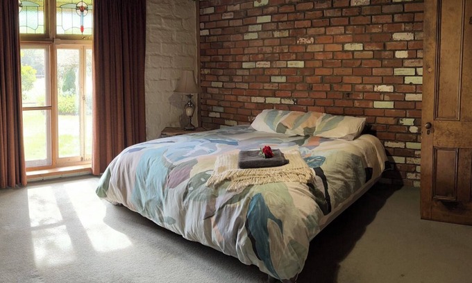 Briagolong Casa | Cosy Mud brick Bush-Getaway Pet Friendly & country Views