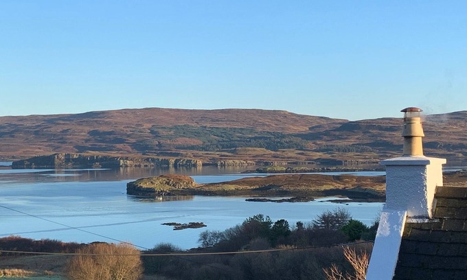 Waternish Casa | Cosy Sea view Skye Cottage for 6
