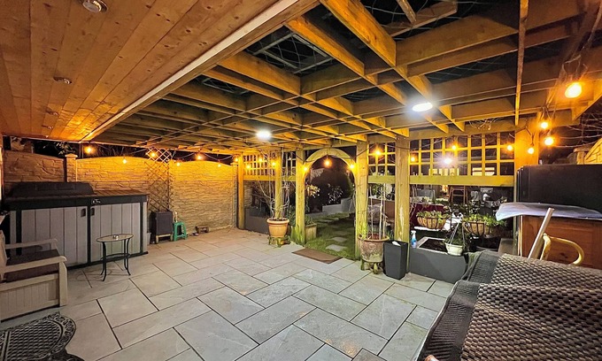 Barnet Apartamento | Cosy Stylish Guest House with Private Patio and Gym Gear