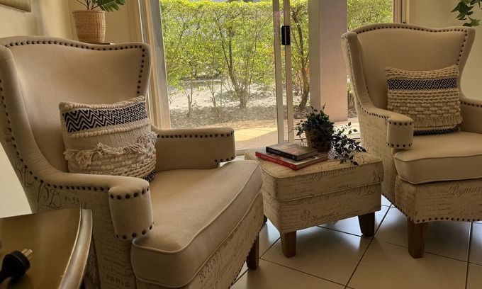 Coombabah Villa | Cosy Villa next to Golf Course