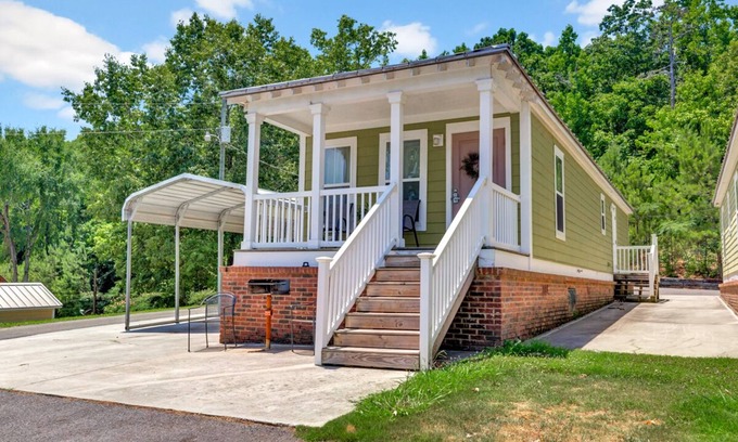 Langston Cabina | Cottage #3 Fisherman's Landing / 2-Bed Fishing Cottage w/Covered Boat Shelter"