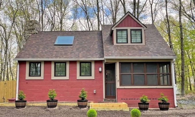 White Mills Cabaña | Cottage by Lake Wallenpaupack with Hot Tub