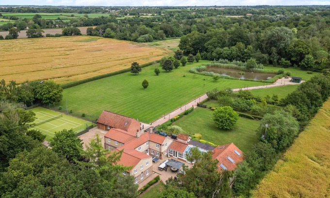 Thetford Cabaña | Cottage in Norfolk sleeps 23 - private pool, fishing lake, hot tub ref 99008SC