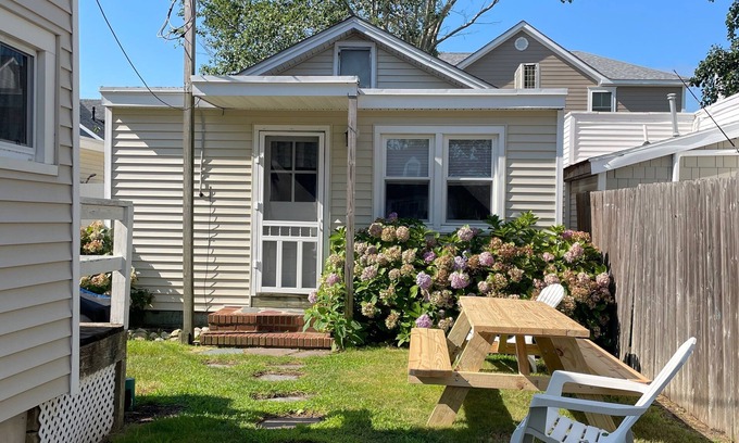 Beach Haven Cabaña | Cottage in the heart of Beach haven!