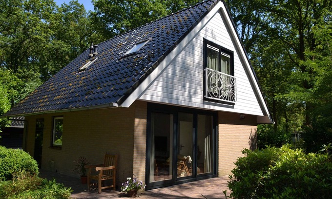 Zorgvlied Casa | Cottage Majaerf A lovely place with a woodland garden, terrace and canopy.