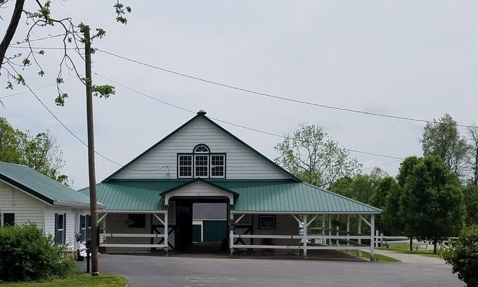 Lexington Cabaña | Cottage on a thoroughbred farm, close to the Horse Park, Downtown, or Keeneland