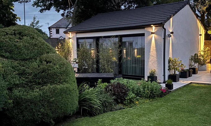 Bolton Cabaña | Cottage - Sleeps 2, Patio & Free On-road Parking