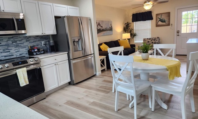 Navarre Cabaña | Cottage with awesome outdoor living area 5 minutes to Navarre Beach!