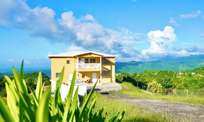 Masa Cabaña | Cottage with Ocean, City and Rainforest Views