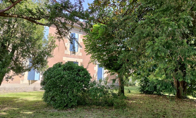 Sainte-Maure-de-Peyriac Cabaña | Country house with wooded garden in the heart of a village
