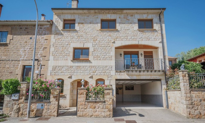 Palacios de la Sierra Casa | Casa rural 'Casa Rural El Arroyal' con vistas a la montaña, terraza privada y Wi-Fi