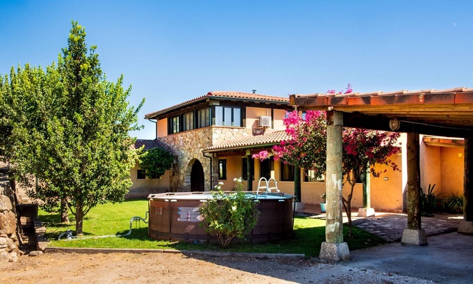 Candeleda Casa | Casa rural 'Amaltea' con vistas a la montaña, Wi-Fi y aire acondicionado