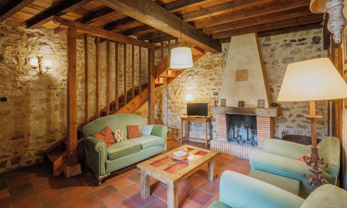 Moarves de Ojeda Casa | Casa rural 'Capellan' con vistas a la montaña, jardín compartido y Wi-Fi