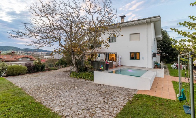 Colindres Casa | Casa rural 'Casa La Quinta' con vistas a la montaña, piscina privada y Wi-Fi