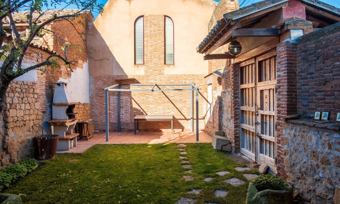 La Velles Casa | Casa rural 'Casa Rural El Saúco' con jardín privado y balcón