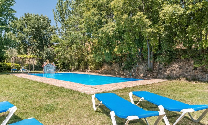 La Zubia Casa | Casa rural 'El Almendro' con vistas a la montaña, piscina compartida y Wi-Fi