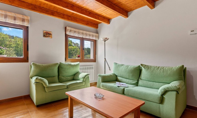 Soto de las Dueñas Casa | Casa rural 'El Trasgu' con vistas a la montaña, Wi-Fi y aire acondicionado