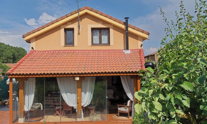 Onzonilla Casa | Casa rural 'Kely' con terraza privada, jardín privado y Wi-Fi