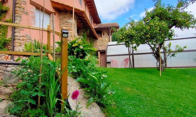 Lana Casa | Casa rural 'Landa' con vistas a la montaña, piscina compartida y Wi-Fi