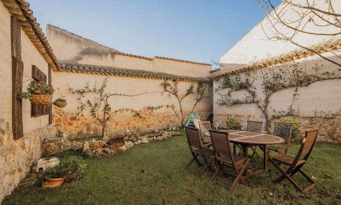 Uruena Casa | Casa rural 'Los Beatos' con terraza compartida, jardín privado y Wi-Fi