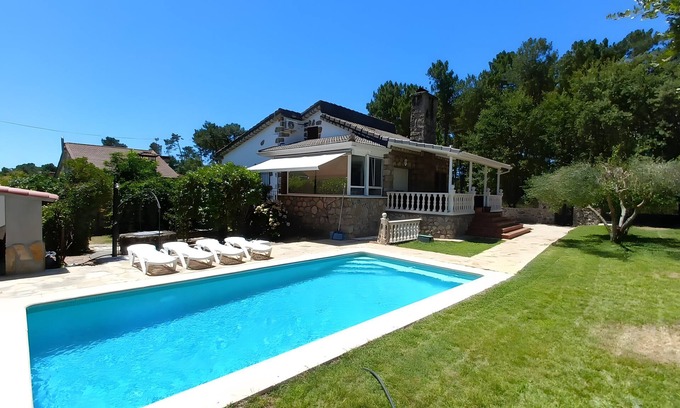 La Adrada Casa | Casa Rural 'Los Pinos' con Vista a la Montaña, Piscina Privada y Wi-Fi