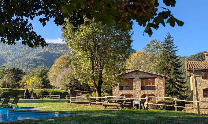 Santa Pau Casa | Casa rural 'Mas El Carrer - Baixos' con vistas a la montaña, piscina compartida y Wi-Fi