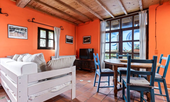 Villaviciosa Casa | Casa rural 'Suite Alfar' con terraza privada, jardín privado y Wi-Fi