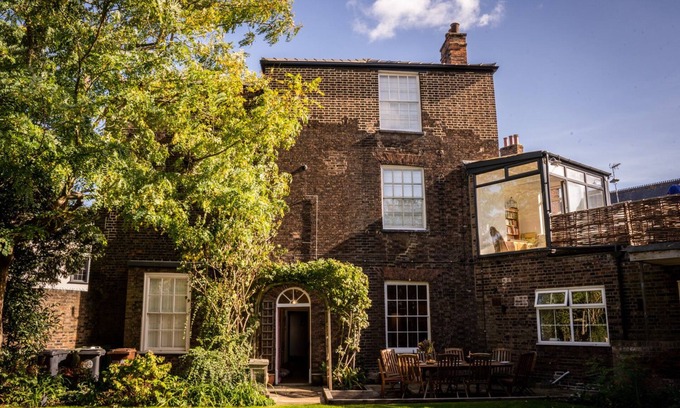 King's Lynn Casa | Country House with walled garden in center of town