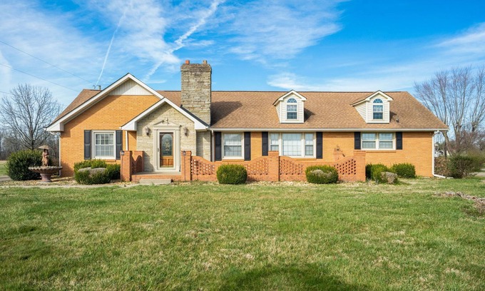 Springfield Casa | Country living at its best, chickens and a beautiful stocked pond to fish in