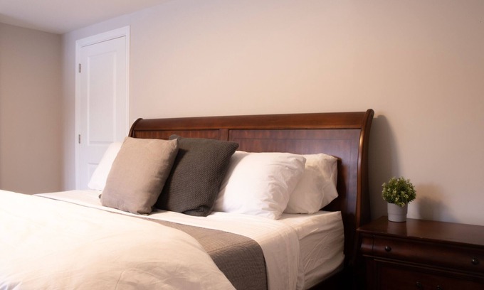 Guelph/Eramosa Cama Y Desayuno | Country Oasis - King Bed w/Tempur-Pedic matress.