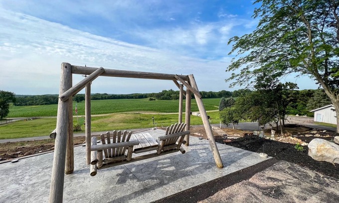 Salem Lakes Casa | Country Retreat- Salem WI- 4 Bdrm 2.5 Bath