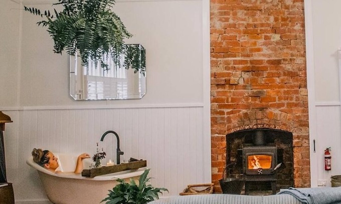 Hallston Cabaña | Countryside Retreat with Cosy Fireside Bath