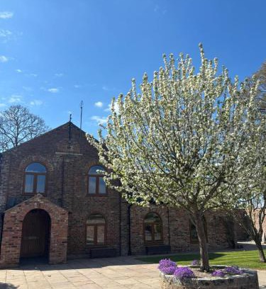 Northallerton Casa | Courtyard House- Luxury Holiday House with floodlit Tennis court - BRAND NEW