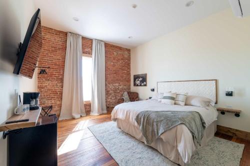 Versailles Hotel | Courtyard King - Room 4