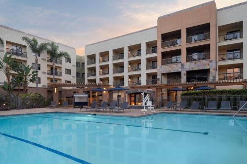 Kearny Mesa Hotel | Courtyard San Diego Central - Outdoor Pool, Bar & Restaurant