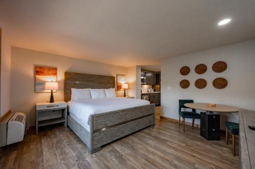 Thayerville Casa | Cove Creek Lodge 105 Poolside Executive King Suite