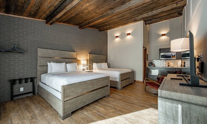 Thayerville Hotel | Cove Creek Lodge: 213 Dog Friendly Double Queen Room