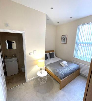 Coventry Casa | Coventry Large 4 Bath House 4 Bedroom 4 Sleeps 4 Person Suitable for NEC BHX Rugby Solihull Warwick Contractors Ricoh Arena NHS Short & Long Business Stays , Close to City Centre High Speed Wifi
