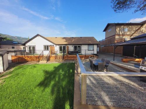 Lake Cowichan Hotel | Cowichan Lake Cottages -Riverside
