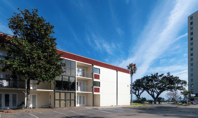 Biloxi Villa | Cozy 2 bed 2 bath condo at the beachside Ocean Club Villas