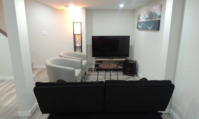 Winnipeg Casa | Cozy 2-Bedroom basement Suite with Private entrance South Winnipeg.