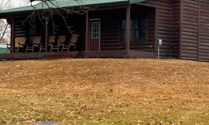 Big Stone City Cabina | Cozy 2-bedroom cabin with WiFi, AC in serene Big Stone City