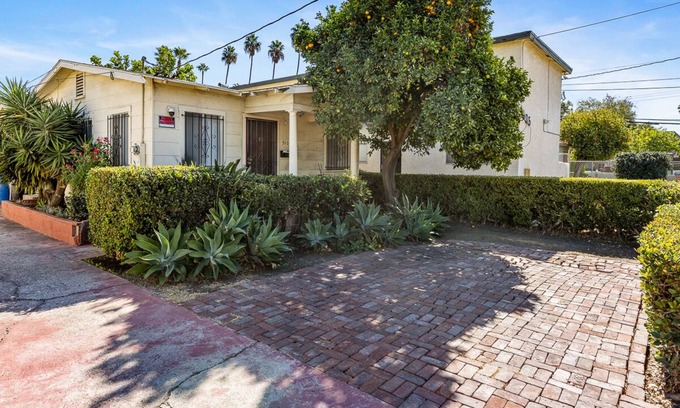 East Hollywood Cabaña | Cozy 2-bedroom cottage in the heart of L.A.