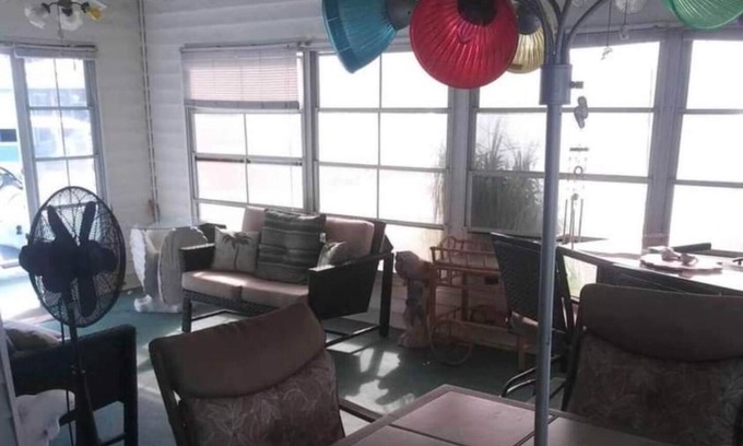 North Fort Myers Casa | Cozy 2-bedroom mobile home in N Fort Myers w/ AC. Located in 55 and older park.