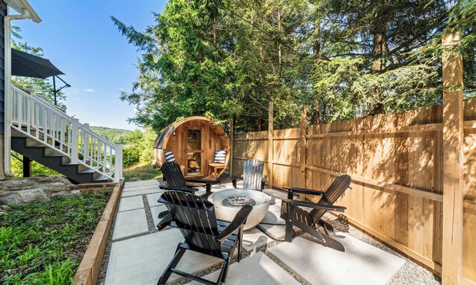 Andover Casa | Cozy 2br Lake House with Outdoor Barrel Sauna on Cranberry Lake